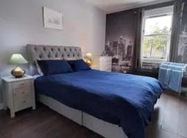 Cosy 2-BDR Apartment & 15 minutes to Edinburgh by train & Free Parking