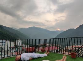 Blue Jay Hostel Rishikesh，位于瑞诗凯诗帕坦伽利国际瑜伽基金会附近的酒店