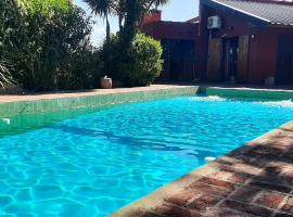 Casa con piscina en Sierra de los Padres，位于马德普拉塔的高尔夫酒店