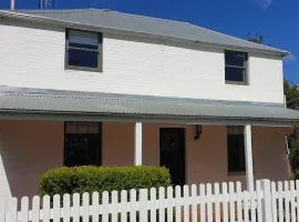 Samuels Cottage C1860 - In the heart of Mudgee