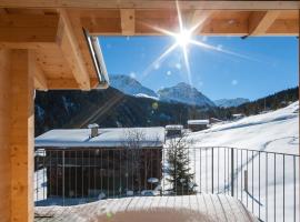 Modern and cozy mountain apt in Litzirüti with a view，位于Langwies的酒店