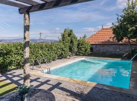 Pequena Casa rústica com piscina，位于佩纳菲耶尔的乡村别墅