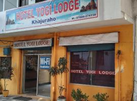 HOTEL YOGI LODGE，位于克久拉霍的酒店