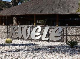 Kwele Game Lodge，位于Beauty树荫下的野餐点附近的酒店