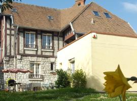 Apakabar Homestay, Gîte 6 personnes, proche gare Melun, parking privé，位于La Rochette的度假短租房