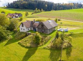 WALD-LAND-HOF Schloss Rosenau，位于罗西瑙城堡的酒店