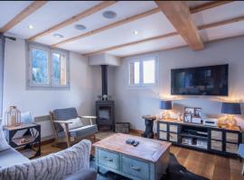 Beautiful 3 Bedroom Chalet in Morzine，位于莫尔济讷的木屋