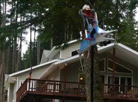 Biker's Bungalow - Near Mendenhall Glacier and Auke Bay Offering DISCOUNT ON TOURS!，位于Mendenhaven的酒店