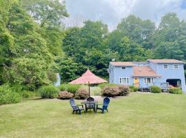 Le Chalet Blue near Camelback Poconos, 6 Beds, Sleeps 10, Pool，位于斯特劳兹堡的酒店