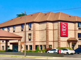 Red Roof Inn & Suites Detroit - Melvindale/Dearborn，位于梅尔文代尔的带停车场的酒店