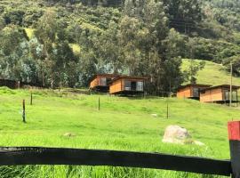 GLAMPING LA CUMBRE Nido del Cóndor，位于卡希卡的豪华帐篷