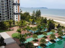Studio with Privacy Balcony and NETFLIX at TimurBay Sea Front Residence，位于关丹Natural Batik Factory附近的酒店