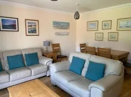 Cheerful 3 bedroom home close to beach and High St