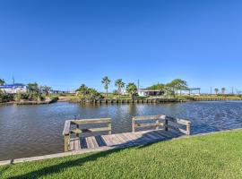 Canalfront Sargent Cabin with Patio 1 Mi to Beach!，位于Sargent的酒店
