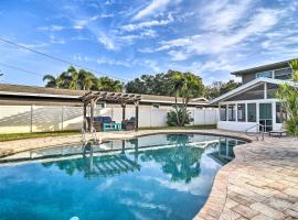 Seminole Home with Private Pool about 2 Mi to Beach!，位于Seminole的酒店