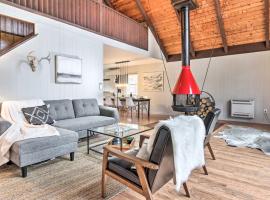 ‘Fireside Lodge:’ A-Frame in Bryce Resort w/ Decks，位于Basye的酒店