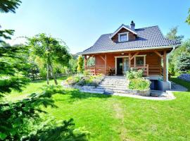 Holiday home by the lake, private garden, Oswino，位于Oswino的酒店