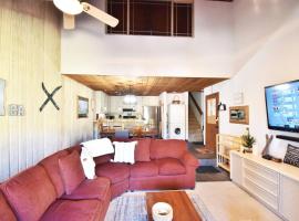 COZY Condo at Canyon Lodge! Sleeps 8, a walk to Canyon Lodge，位于马姆莫斯湖洛沃尔全景缆车附近的酒店