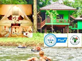 Khao Sok River Lodge Hotel，位于考索的木屋