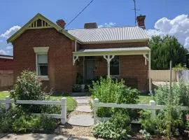 Cute cottage walking distance to CBD