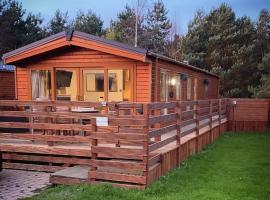 Hazel Oaks, Beautiful Lodge with Hot Tub - Sleeps 6 - Felmoor Park，位于莫珀斯的山林小屋