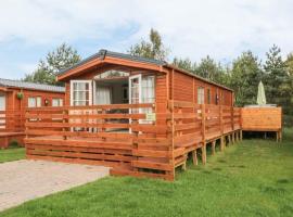 Angie's Haven, Superb 2 Bedroom Lodge with Hot Tub - Sleeps 6 - Felmoor Park，位于莫珀斯的酒店