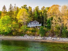 Lucky Stone Retreat - private beach & Acadia view，位于Sullivan的酒店