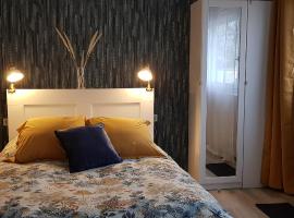 Agréable petite maison proche Joigny，位于Chamvres的酒店