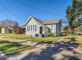 Lake Charles Cottage with Fireplace and Yard!，位于查尔斯湖的酒店