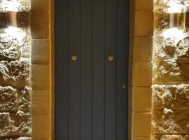 B&S Accommodation Renovated 18 Century House of Character in Ghaxaq，位于Għaxaq的乡村别墅