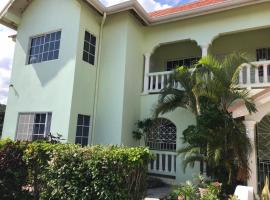 Beautiful 2-Bed Apartment in sunny Jamaica，位于银沙的酒店