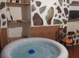 Casita Rural con Jacuzzi climatizado.，位于洛斯雷亚莱霍斯的酒店