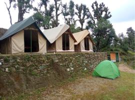 Camping at Deoriatal Adventure Camps，位于Ukhimath的豪华帐篷