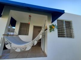 Aguadilla Waves Apt with electricity water AC WIFI 8 minute walk from Crashboat beach，位于阿瓜迪亚的公寓