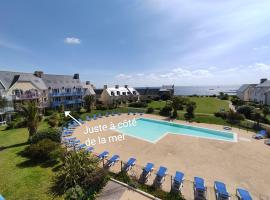 LocaLise au Guilvinec - B5 - Plain-pied avec piscine et jardin - Tout à pied, plage, port, centre, commerces, marché - Wifi inclus - Linge de lit inclus - Animaux bienvenus，位于吉尔维内克的带停车场的酒店