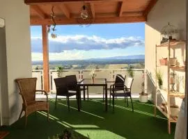 Apartment Panoramablick mit Infrarotkabine auf der großen Terrasse und traumhaften Ausblick