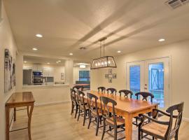 Renovated San Marcos Home with Grill Less Than 1 Mi to TSU!，位于圣马科斯的度假屋