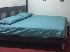 Rocky Guest House Syariah Mitra RedDoorz，位于Sungai Lutus马辰国际机场 - BDJ附近的酒店