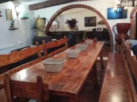 CASA TURÍSTICA Villa Carmen, CON AMPLIO JARDIN QUE INCLUYE BARBACOA, 2 PORCHES, PARKING PRIVADO Y PISCINA