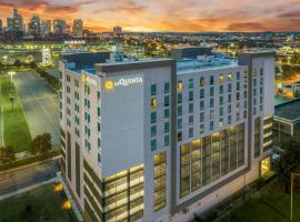 La Quinta Inn & Suites by Wyndham Nashville Downtown Stadium，位于纳什维尔的酒店