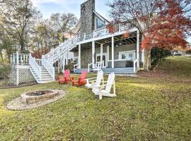 Lake Hartwell Home with Private Dock and Hot Tub!，位于Lavonia的酒店