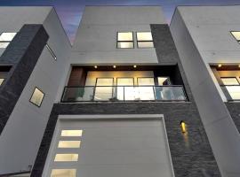 The Suite Spot! Downtown Skyline Views! Sleeps 12，位于休斯顿的酒店