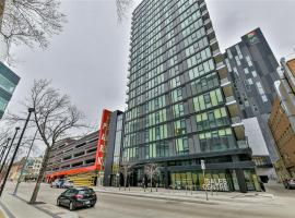 Cozy Skyline Condo in Downtown, across Canada Life Centre，位于温尼伯的酒店