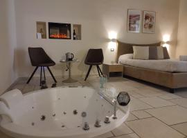 Lux Suite，位于塔兰托的带按摩浴缸的酒店