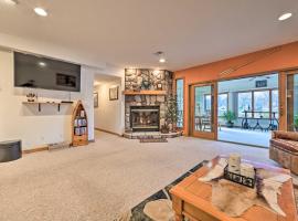 Lakefront Retreat on 18 Acres with Hot Tub!，位于Gladwin的酒店