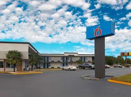 Motel 6 McDonough, GA，位于麦克多诺的酒店