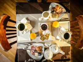 Hôtel Restaurant de la Poste et La Grange Détente, espace bien-être，位于Châteauneuf-de-Randon的酒店