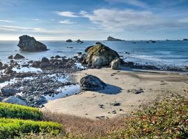 Unique Dog-Friendly Log Cabin Short Walk to Ocean