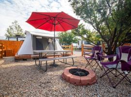 FunStays Glamping Setup Tent in RV Park #3 OK-T3，位于摩押的酒店