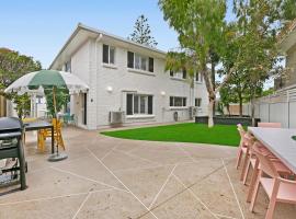 Spacious 4-Bed Villa with Mediterranean Charm，位于黄金海岸的酒店